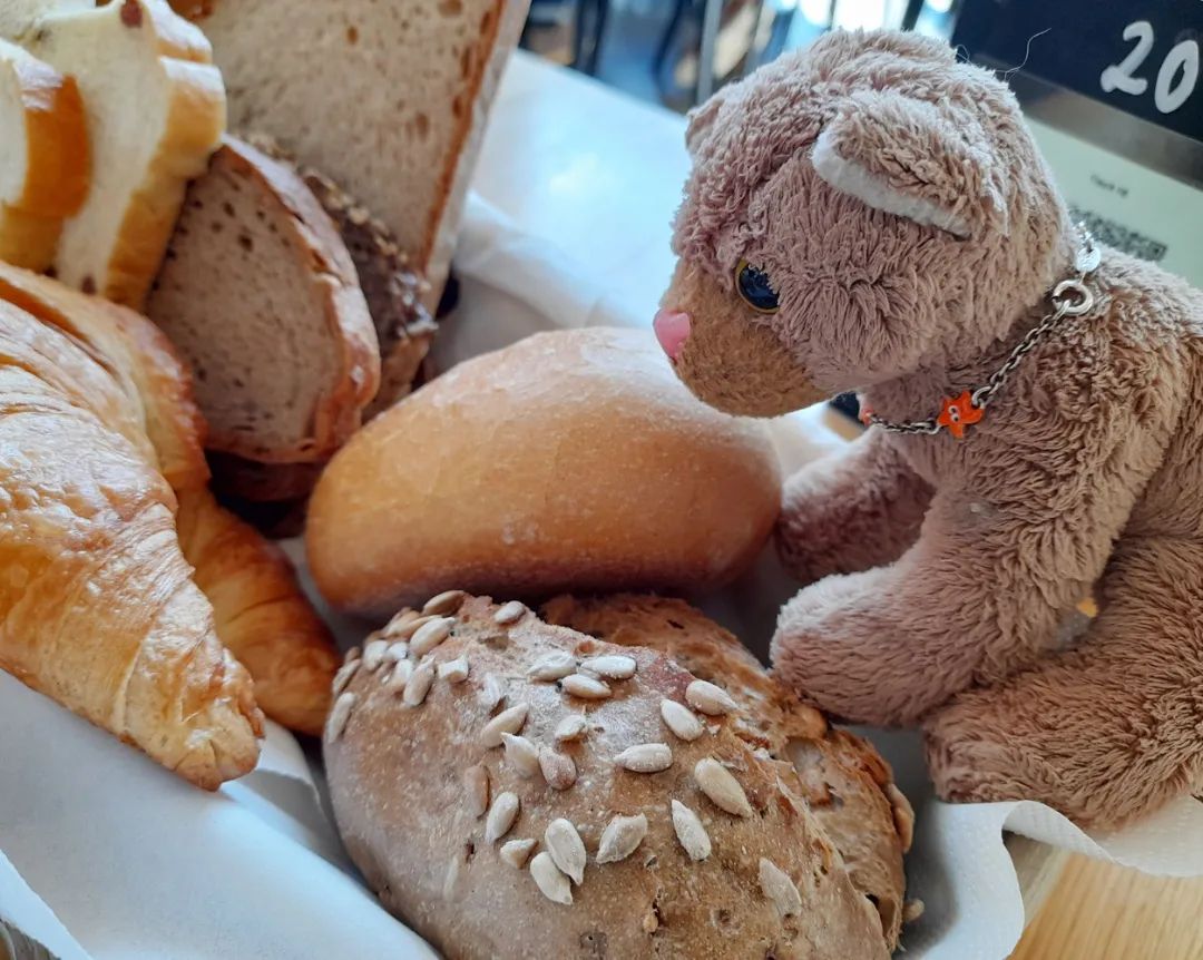 Sonntag! Am Sonntag gibt es bei uns eine wichtige Tradition: Frühstück. Ich weiß, das erklärte ich euch letzte Woche bereits; und meine Worte haben auch dieses Wochenende noch Gültigkeit, wenngleich das Frühstück heute in besonders üppiger Gestalt daherkam. Ja, auf drei Etagen wurde das Fresschen angerichtet. Voll übertrieben und voll lecker.Wenn ihr wollt, setzt euch dazu; dann schmiere ich euch eine...🇬🇧Sunday! We have an important tradition on Sunday: breakfast. I know I told you about that last week; and my words are still valid, even though today&#039;s breakfast was particularly sumptuous. Yes, the food was served on three floors. Totally exaggerated and totally delicious.If you like, join in. #PlushieSundayBreakfastClub. #Coffeeshop  #Breadroll  #Breakfast  #Sundayrolls  #PlushieSundayBreakfastClub. #Cafe  #Broetchen  #Fruehstueck  #Sonntagsbroetchen  #JubaOnTour  #PlushiesOfInstagram  #PlushiesOfGermany  #Stofftier  #Plueschtier  #Plushie  #Kuscheltier  #plushies  #plushiecommunity  #instaplushies  #stuffies  #stuffiesofinstagram  #plushielife