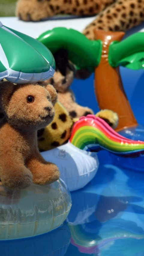 O, wie schön ist Panama und ein Pool mit unzähligen Floaties und Wind und Wellen und Drinks und Musik. Das gibt es nur... 🎵🎶 im Sommaaaaaaa. 🎶🎶🎵  🇬🇧 Oh, how beautiful is Panama and a pool with countless floaties and wind and waves and...